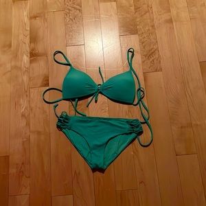 selling a bikini set, very comfortable, size:small